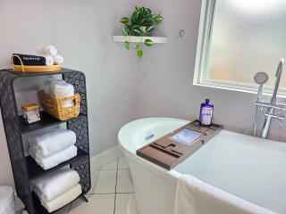 Family Friendly Modern Spacious 3BD 2BA - 3