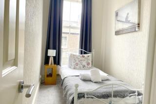 The Vines - Stunning Period Home With Free Parking - 3