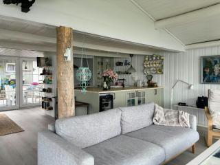 Restored 1950s cabin five metres from the shore - 4
