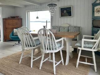 Restored 1950s cabin five metres from the shore - 1