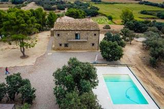 Designed 16th-century farmhouse among open fields - 0