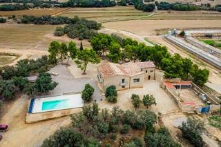 Designed 16th-century farmhouse among open fields - 8