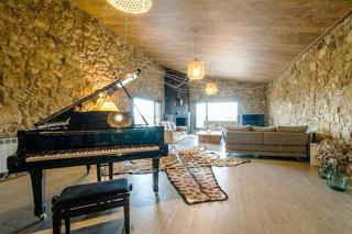Designed 16th-century farmhouse among open fields - 6