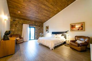 Designed 16th-century farmhouse among open fields - 4