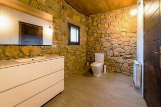 Designed 16th-century farmhouse among open fields - 2