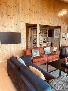 High ceilings with a view of the ski slopes - 5