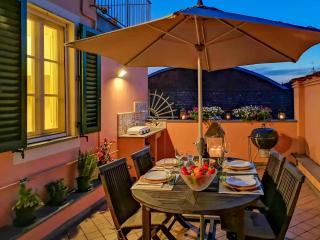 Apartment in Lucca with private furnished terrace - 0