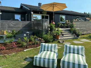 Colourful home with lush garden on Jeloy - 0