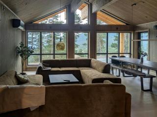 Sunny cabin with mountain and fjord views - 9