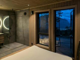 Sunny cabin with mountain and fjord views - 4