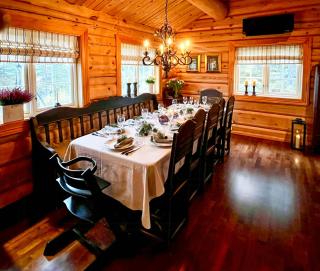 Timber cabin with hot tub and views - 8