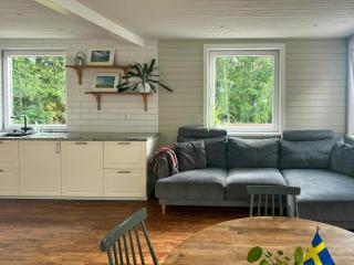 Lakeside cottage with private beach in Sormland - 9