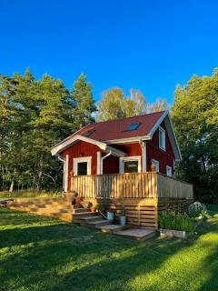 Lakeside cottage with private beach in Sormland - 0