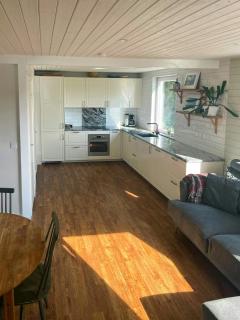 Lakeside cottage with private beach in Sormland - 4