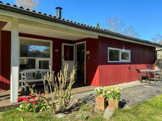 Timber house with large garden 70 m from beach - 0