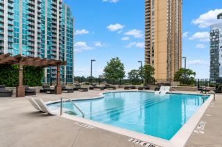 Blue Luxe Balcony View Pool Modern Amenities - 5