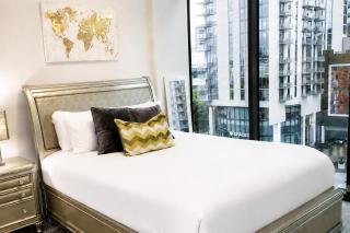 Blue Luxe Balcony View Pool Modern Amenities - 1