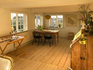 Fisherman's cottage with enclosed courtyard - 4