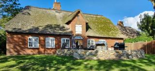 Thatched cottage near the North Sea - 9