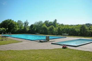 Summer house with quiet garden and shared pool - 9