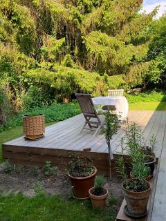 Quiet holiday home surrounded by old trees - 8