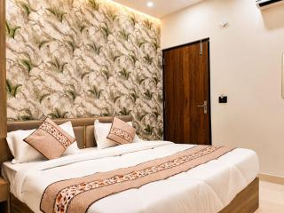 Hotel BM Velvet-The Premium Rooms " 5 Min Walk From Sector 18 Rohini Metro Station " Couple Friendly " - 1