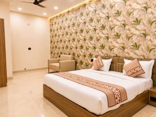 Hotel BM Velvet-The Premium Rooms " 5 Min Walk From Sector 18 Rohini Metro Station " Couple Friendly " - 5