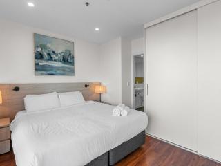 Ocean Breeze - Stylish 2 Bedroom with terrace - 3-minute walk to beach - 7