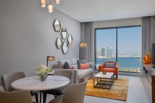 DoubleTree by Hilton Sharjah Waterfront Hotel And Residences - 3