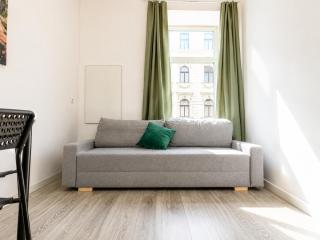 Cozy 2BR Apt with Living Room Near Westbahnhof - 7