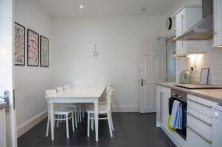 Malvern Hills 3-Bed Retreat, Sleeps 8, Free Park - 3