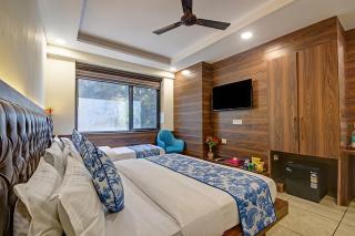 Hotel The Le Grand Luxe New Delhi - 1