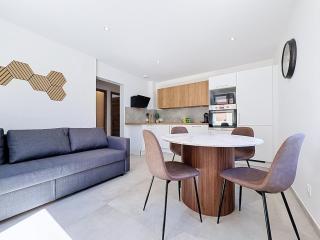 Lectoure RDC 6-person apartment Basel 5 min away - 2