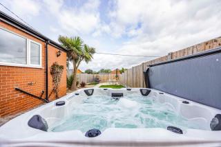 The Old Well House with Luxury Hot Tub - 0