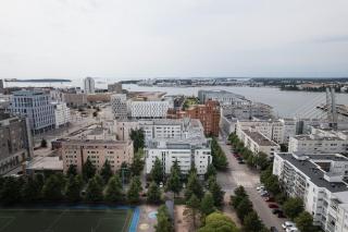 Spacious 2BR Family Apt with Sauna near Metro - 4