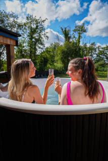 Loughshore Lodges - Cabins with private Hot Tub & Sauna - 8