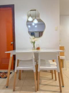 2BR Staycation Near BGC & McKinley Hill - 1