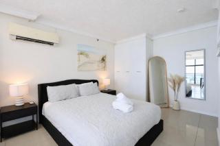 Bright Central Direct Ocean Views Surfers - 7