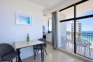 Bright Central Direct Ocean Views Surfers - 4