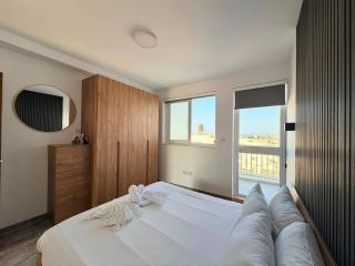 HTR Duplex Penthouse Suite - Private Roof Top Jacuzzi - City Views - 5