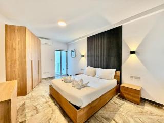 HTR Duplex Penthouse Suite - Private Roof Top Jacuzzi - City Views - 4