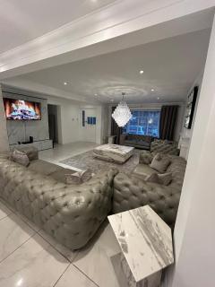 Elegant marble residence in the heart of Berkshire - 3