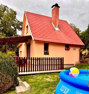 Domek u Prahy se zahradou, krbem & bazénem -------Cottage near Prague with garden, fireplace & pool - 1