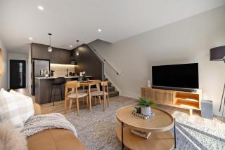 Warm & Stylish Dart Retreat with Parking - 7