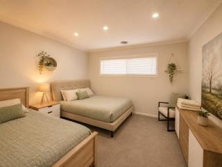 Spacious and stylish house, close to Metro, fully AC - 5
