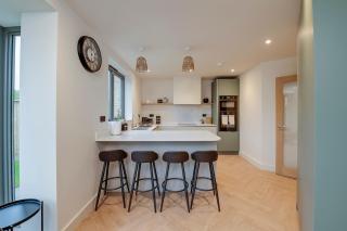 Spacious 5BR Home Near New Forest & Coast - Parking - Sleeps 10 - 5