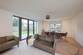 Spacious 5BR Home Near New Forest & Coast - Parking - Sleeps 10 - 7