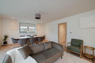 Spacious 5BR Home Near New Forest & Coast - Parking - Sleeps 10 - 3