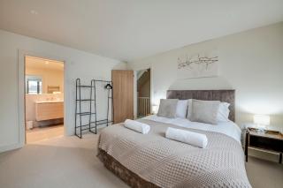 Spacious 5BR Home Near New Forest & Coast - Parking - Sleeps 10 - 2