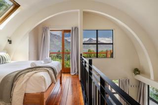 Arc House - 5 min to Town - Hot Tub - Loft - 9